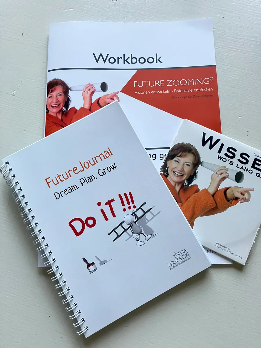 Das Paket: das gedruckte Future Zooming® Workbook, das Notizbuch Future Journal und das Hörbuch „Wissen, wo’s lang geht!“
