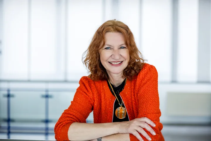 Silvia Ziolkowski, lächelnd, mit verschränkten Armen