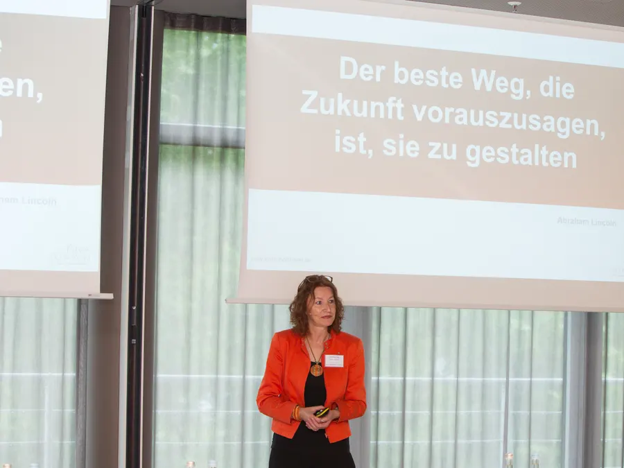 Silvia Ziolkowski vor der Leinwand: Der beste Weg, die Zukunft vorauszusagen, ist, sie zu gestalten